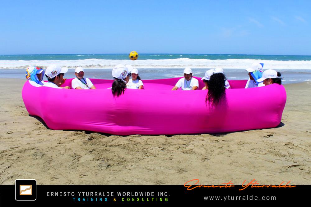 Team Building LATAM con talleres de cuerdas bajas que impulsan el desarrollo organizacional y la cohesión