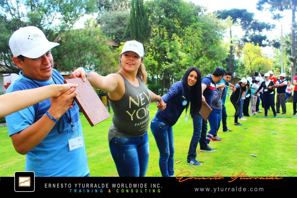 Team Building LATAM con dinámicas grupales de confianza y colaboración empresarial