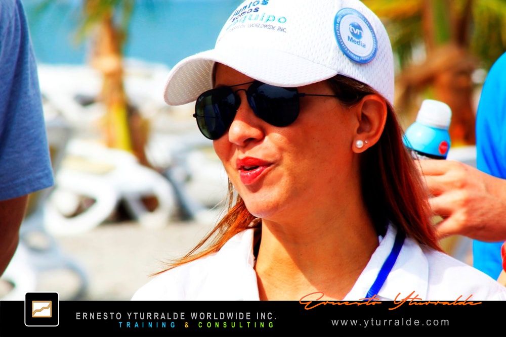 Team Building LATAM con experiencias colaborativas en cuerdas bajas que fortalecen la unidad y la confianza