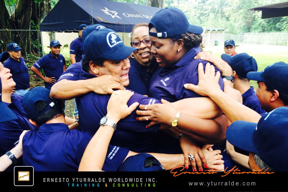 Team Building LATAM con talleres de integración corporativa enfocados en liderazgo y cohesión