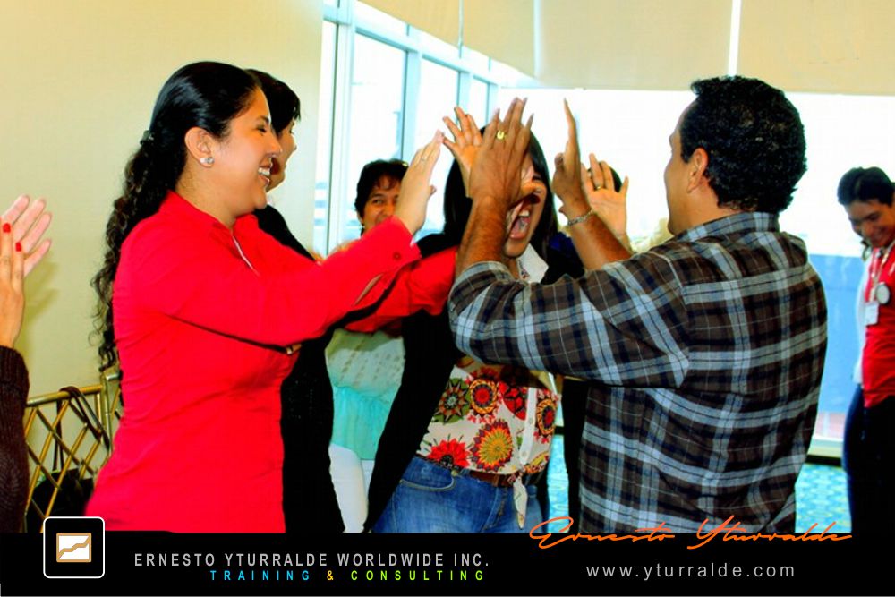 Team Building LATAM con dinámicas de grupo que fortalecen la confianza organizacional