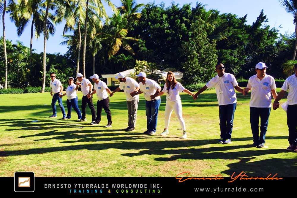 Team Building LATAM con ejercicios prácticos que fortalecen la confianza mutua y el liderazgo