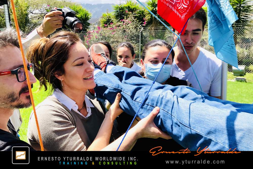 Team Building LATAM con dinámicas de liderazgo colaborativo y toma de decisiones