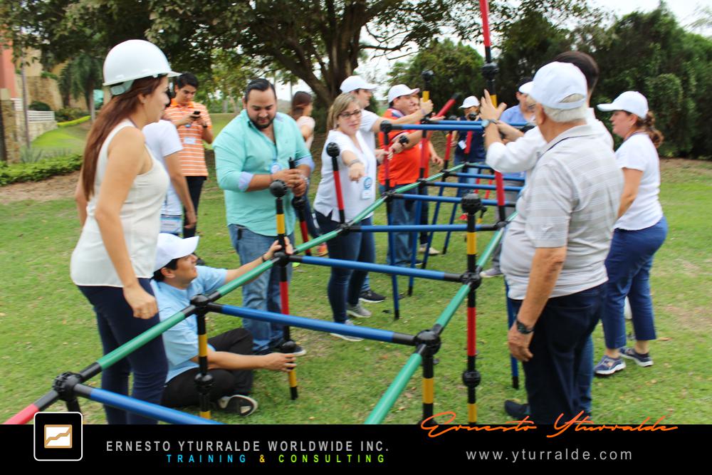 Team Building LATAM con actividades de confianza y comunicación entre colaboradores