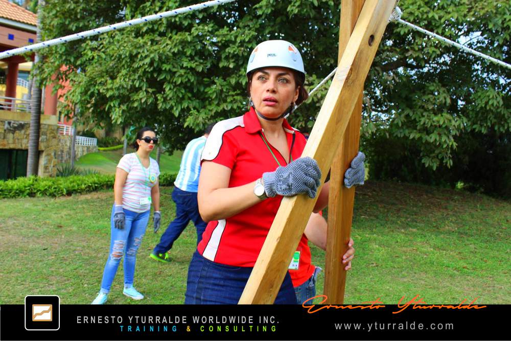 Taller de Cuerdas Bajas de Team Building LATAM para desarrollar habilidades blandas