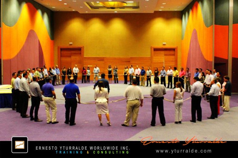 Team Building LATAM con jornadas outdoor de cuerdas bajas orientadas a fortalecer equipos organizacionales
