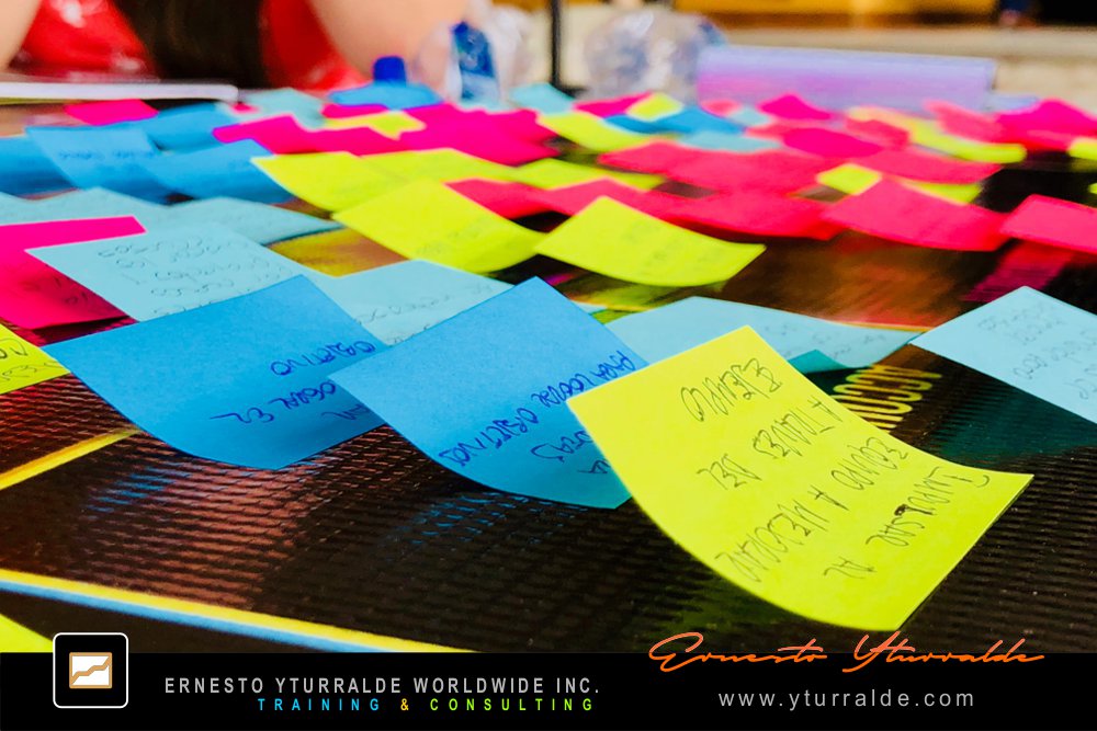 Team Building LATAM con programas corporativos que integran dinámicas de cuerdas bajas para fomentar la unidad de equipo