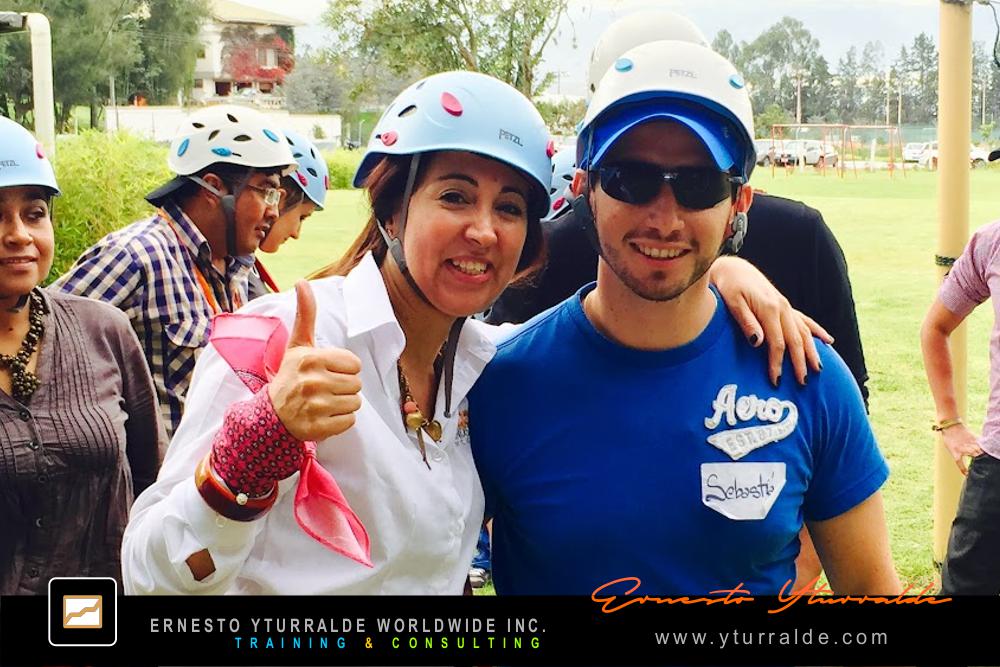 Team Building LATAM con ejercicios vivenciales de confianza mutua y colaboración estratégica